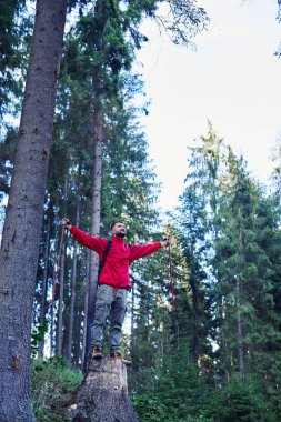 Eller outstretching Kutbu hiking ile erkek genç sakallı