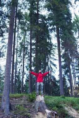 Mutlu genç adam Polonyalılar güdük üzerinde hiking ile ayakta