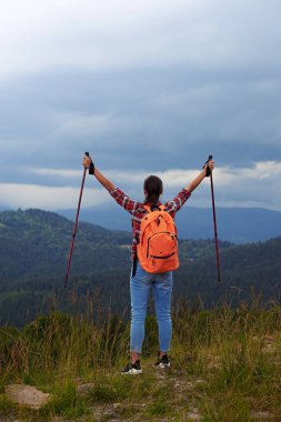 Genç kadın uzun yürüyüşe çıkan kimse Polonyalılar ile eller uzanmış 