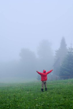Uzun yürüyüşe çıkan kimse uzanmış eller ile siste 