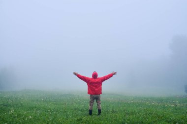 Ellerini sisli sabah hayran olan adam 
