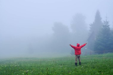 Sis uzanmış elinde olmayan bir erkek 