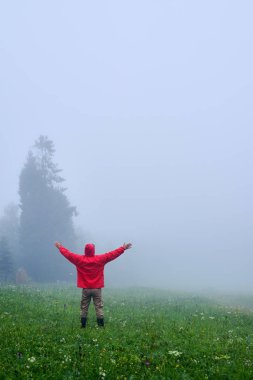 Sisli sabah tadını çıkarırken elleri adam uzanmış 