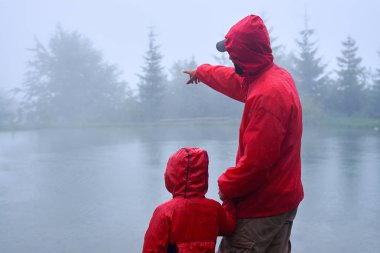 Baba ve oğul göl üzerinde duran 