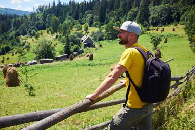 Dağlar gözlemleyerek mutlu sakallı adam 