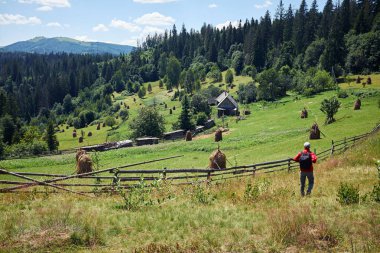 Turist rahat sırt çantası ile dağlarda hiking 