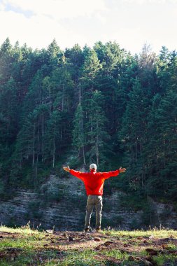 Uzun yürüyüşe çıkan kimse çift Oda kesilmediğini gözleyerek eller uzanmış 