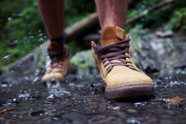 Erkeğin bot ile su damlaları