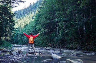 Adam dağ nehir ve manzarayı eller uzanmış 