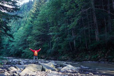 Dağ Nehri üzerinde hiking uzanmış eller erkek fiyatı 