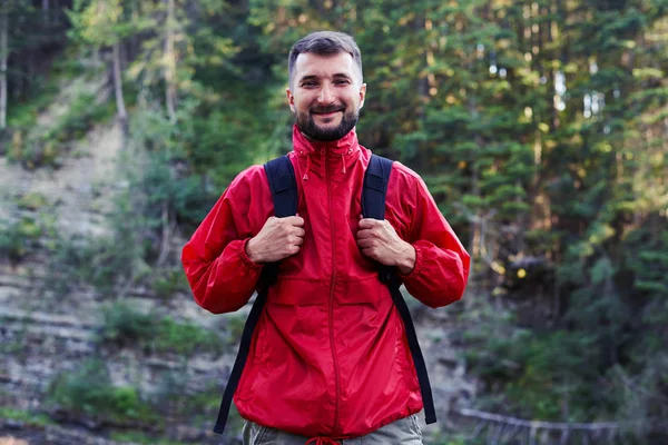 Bearded man hiker posing with backpack — Stock Photo, Image
