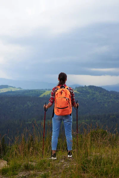 山の上に棒をハイキングで立っている女性 — ストック写真