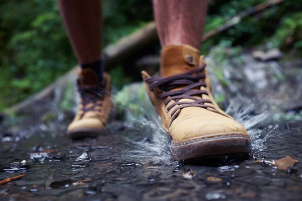 Botas de hombre con agua salpicada —  Fotos de Stock