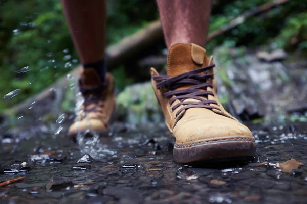 Erkeğin bot ile su damlaları