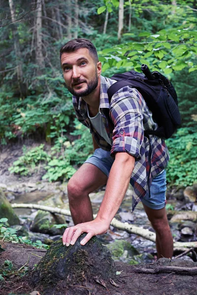 Caminhante masculino na floresta de montanha — Fotografia de Stock