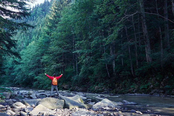 Dağ Nehri üzerinde hiking uzanmış eller erkek fiyatı 