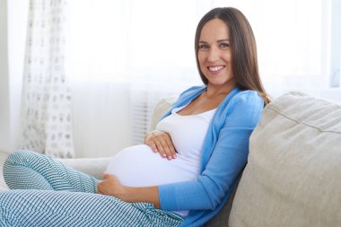 Kameraya bakarak genç hamile esmer 