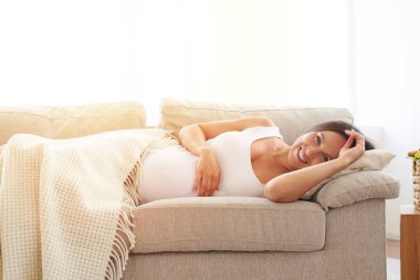 Battaniyenin altında yalan hevesli hamile kadın 