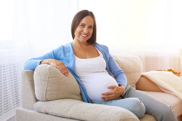 Mulher grávida sentimental em casa — Fotografia de Stock