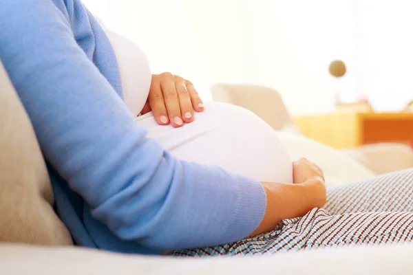 Terhes nő ölelgeti a hasát — Stock Fotó