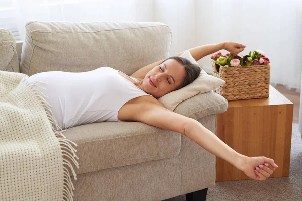 Zwangere vrouw wakker en strekt zich schattig — Stockfoto