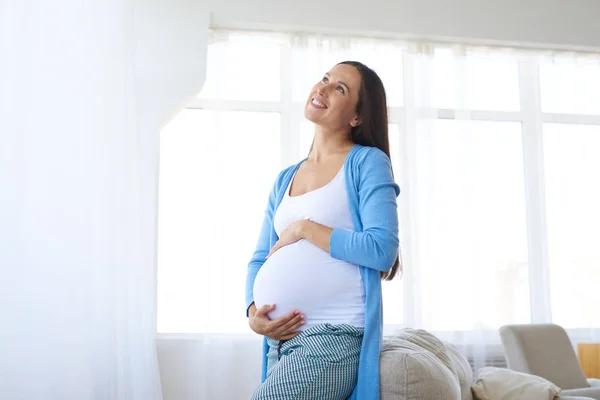 Mujer embarazada reflexiva mirando hacia arriba — Foto de Stock