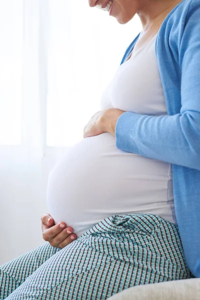 Femme enceinte étreignant son ventre — Photo