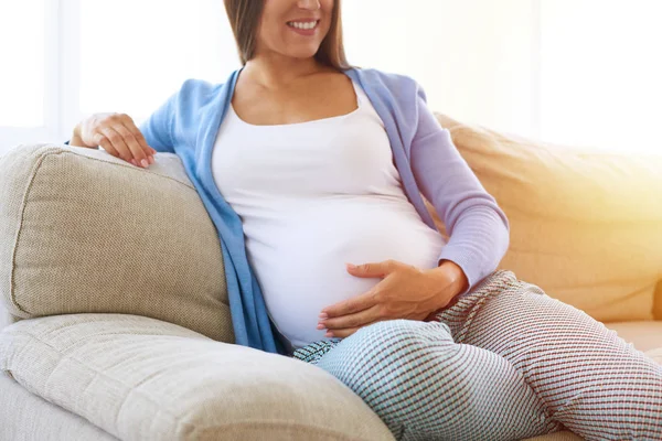Donna incinta con mano sulla pancia Foto Stock Royalty Free