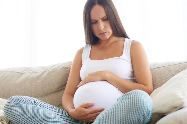 Üzgün hamile kadın kucaklayan göbek — Stok fotoğraf