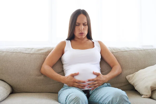 Jeune femme enceinte souffrant de douleurs abdominales — Photo