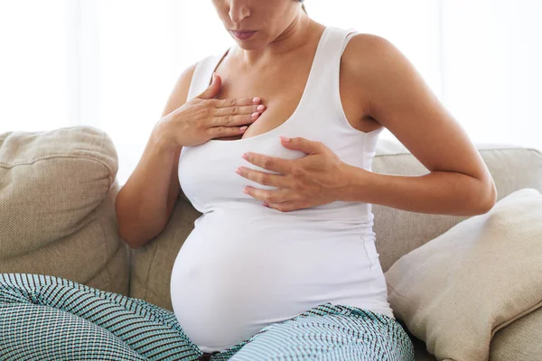 Gravid kvinna som har smärtsamma känslor i bröstet — Stockfoto