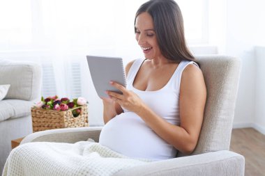 Notlar jotter içinde yapım neşeli hamile kadın 