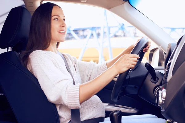 Χαμογελώντας γυναίκα οδήγηση αυτοκινήτου — Φωτογραφία Αρχείου
