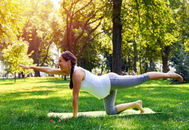 Hamile kadın pratik Yoga duruş yoga mat