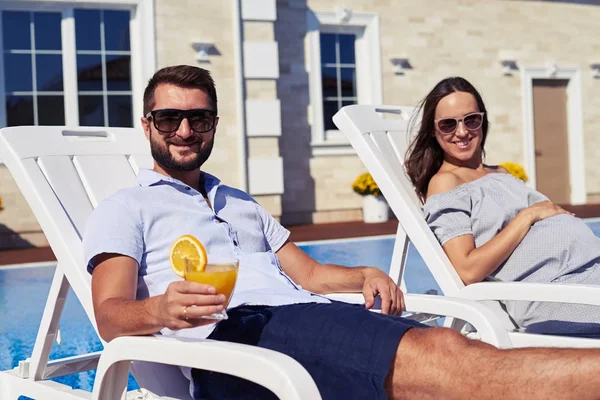 Familie genießt sonnigen Tag in moderner Residenz in Schwimmbadnähe — Stockfoto