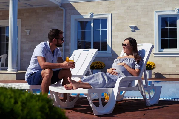 Schönes Paar mit Ruhe vor modernem Haus mit Pool — Stockfoto