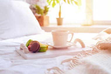Bir fincan çay tepsi ile nefis macaroons