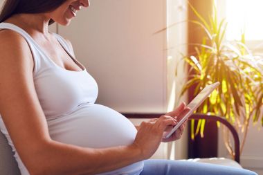 Anne-olmak tablet arka plan üzerinde güneş ışınları ile kullanma 