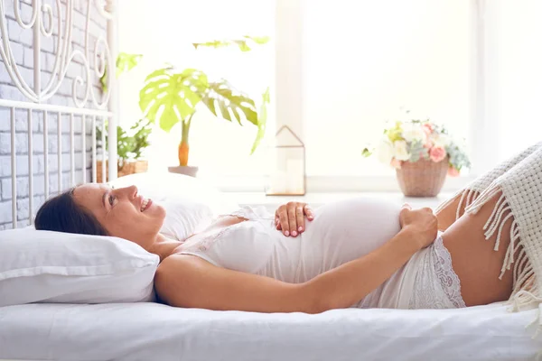 Mujer embarazada sincera se despierta en la mañana llena de energía — Foto de Stock