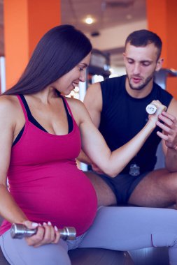 Genç hamile kadın pazı ile kişisel tra esneme tespit