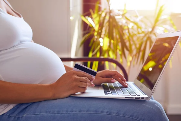 Mani di donna incinta che utilizza il computer portatile per lo shopping online — Foto Stock