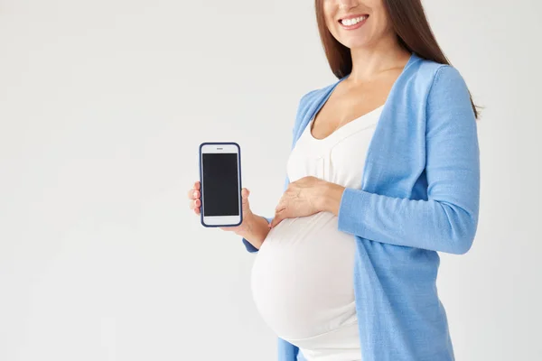Femme enceinte montrant smartphone avec écran noir — Photo