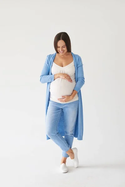 Elegancka Kobieta w ciąży brzuch w studio — Zdjęcie stockowe