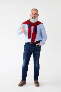 Olgun sakallı adam yukarı hareketi vererek 