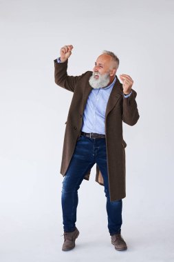 Yakışıklı olgun içinde sakallı kat studio eğlenmek 