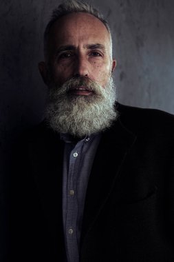 Sakallı yakışıklı dikkatle kamera arıyorum 