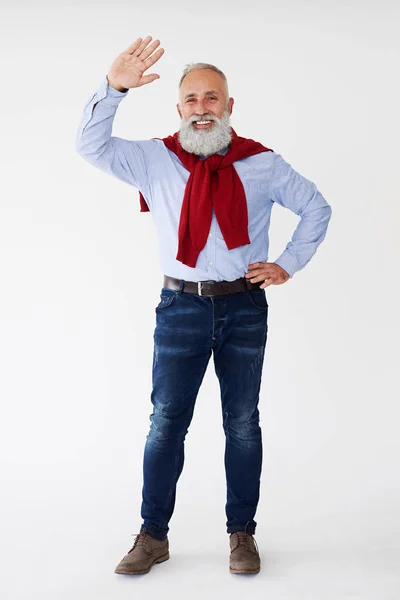 Homem feliz mostrando gesto de saudação contra fundo branco — Fotografia de Stock