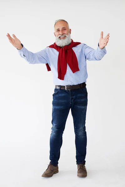 Hombre barbudo maduro positivo mostrando gesto de saludo — Foto de Stock