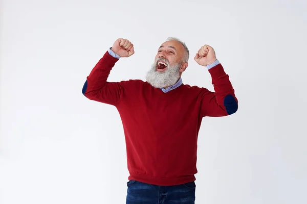 Feliz hombre barbudo maduro levantando las manos mirando hacia arriba, celebrat — Foto de Stock