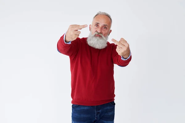 Älterer bärtiger Mann gestikuliert Fickschild vor weißem Hintergrund — Stockfoto
